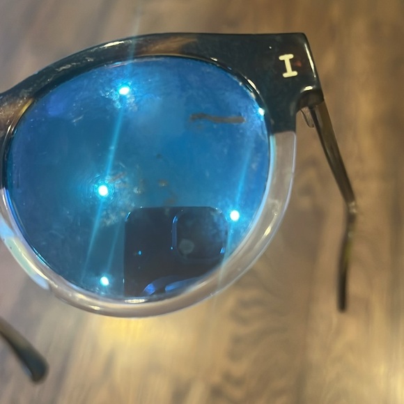 Illestava Leonard Stylish Blue Lens Sunglasses has scratches and leg uneven - Picture 4 of 5